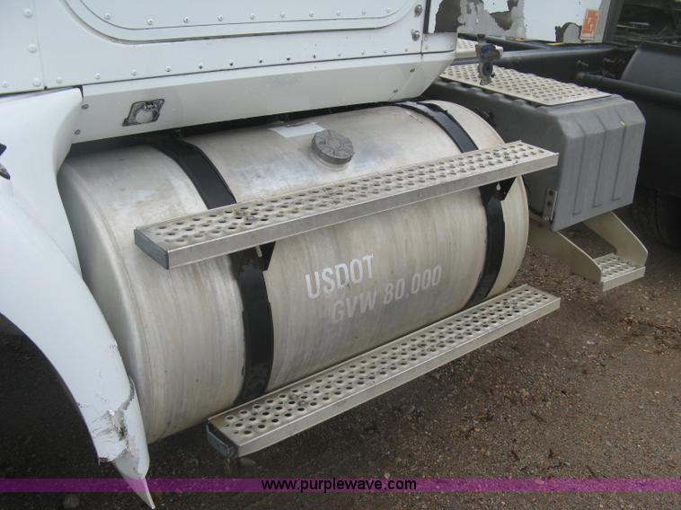 image for item J2753 2005 International Eagle 9400i semi truck