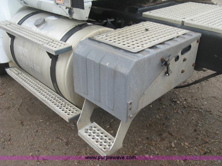 image for item J2753 2005 International Eagle 9400i semi truck