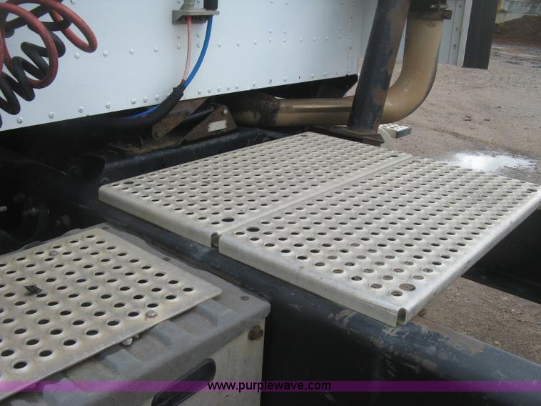 image for item J2753 2005 International Eagle 9400i semi truck