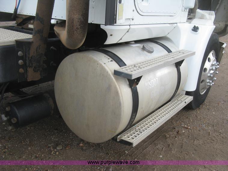 image for item J2753 2005 International Eagle 9400i semi truck