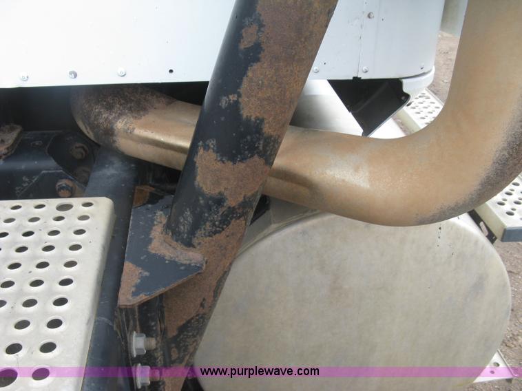 image for item J2753 2005 International Eagle 9400i semi truck