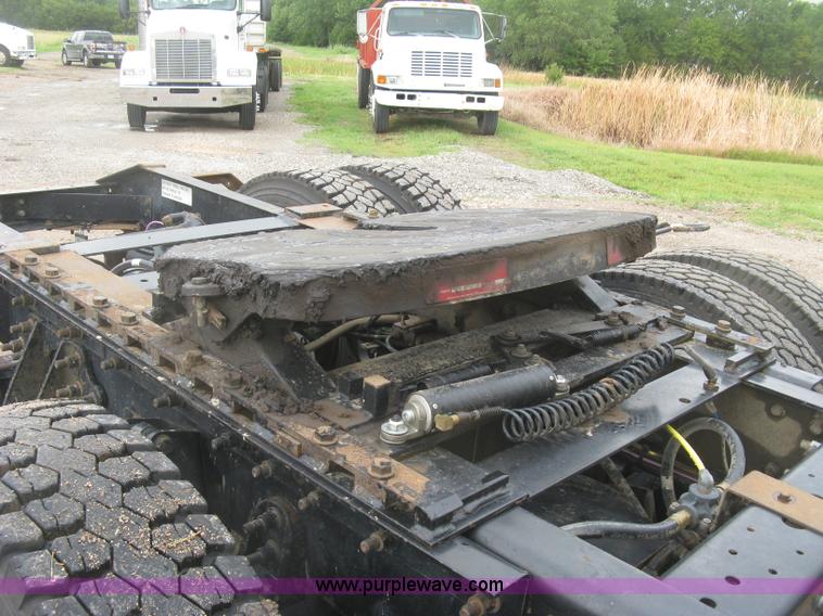 image for item J2753 2005 International Eagle 9400i semi truck