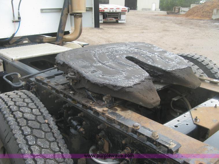 image for item J2753 2005 International Eagle 9400i semi truck