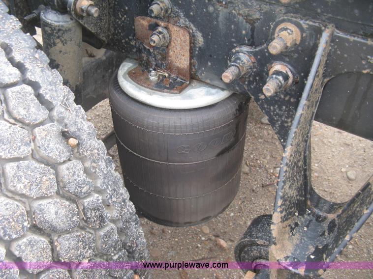 image for item J2753 2005 International Eagle 9400i semi truck