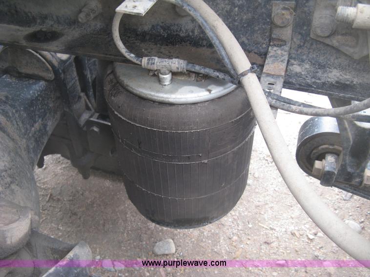 image for item J2753 2005 International Eagle 9400i semi truck