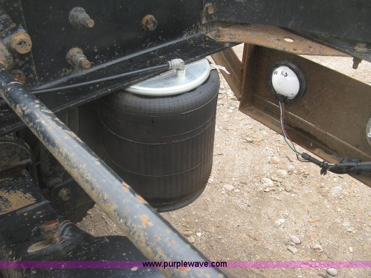 image for item J2753 2005 International Eagle 9400i semi truck