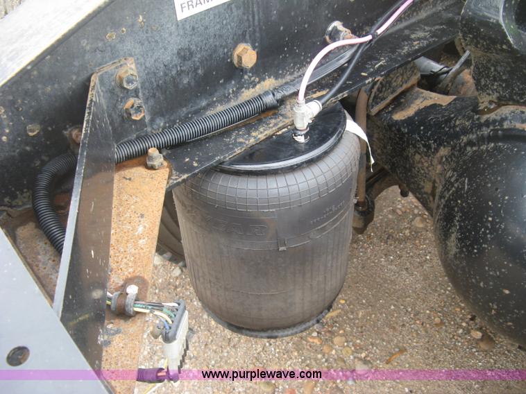 image for item J2753 2005 International Eagle 9400i semi truck