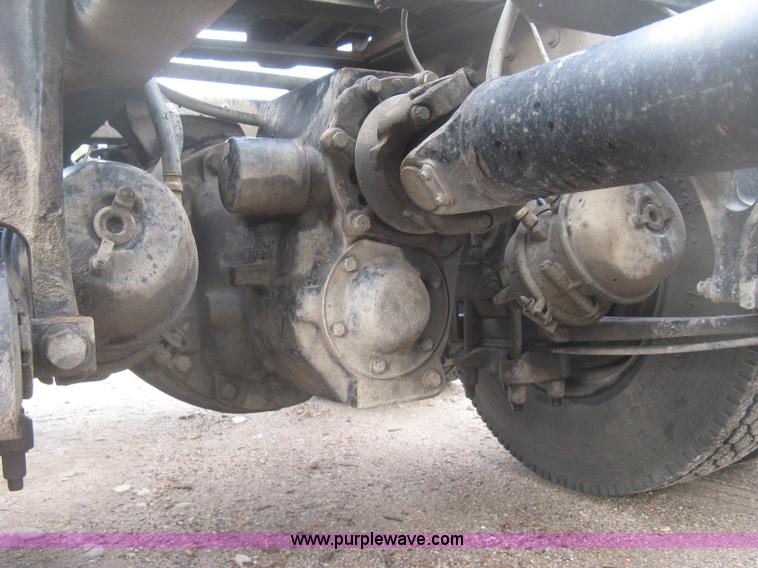 image for item J2753 2005 International Eagle 9400i semi truck