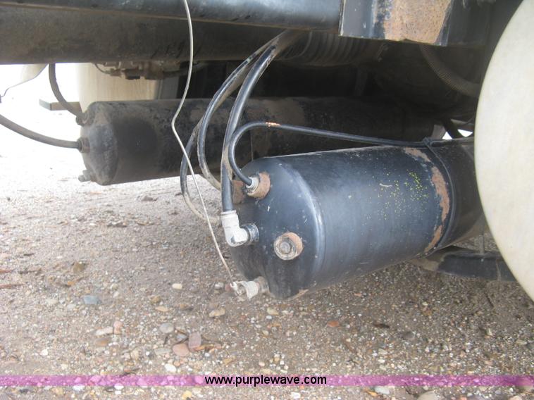 image for item J2753 2005 International Eagle 9400i semi truck