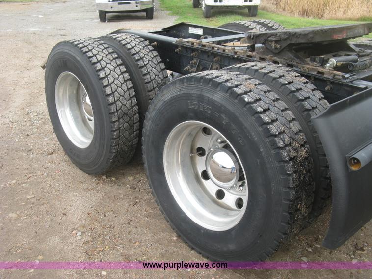 image for item J2753 2005 International Eagle 9400i semi truck