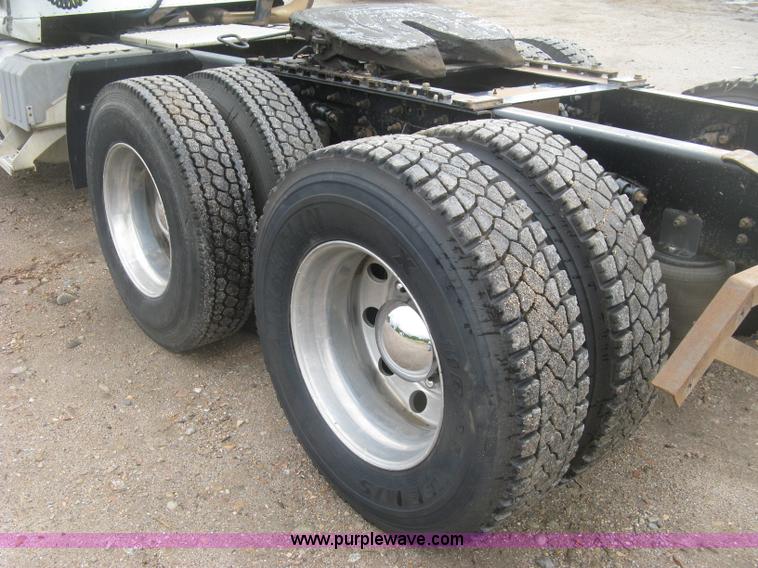 image for item J2753 2005 International Eagle 9400i semi truck