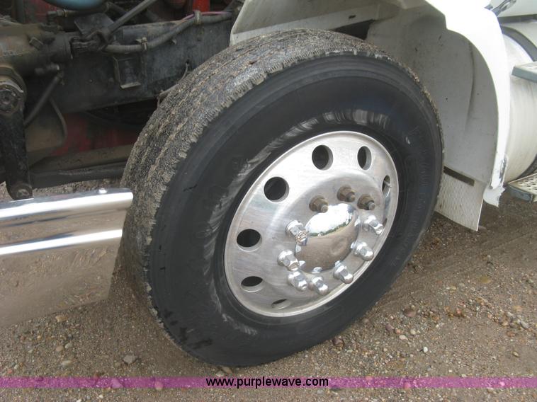 image for item J2753 2005 International Eagle 9400i semi truck