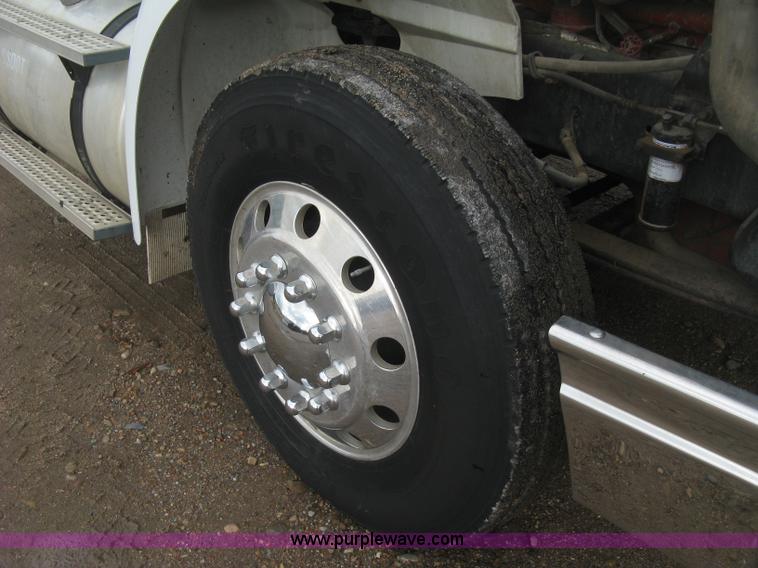 image for item J2753 2005 International Eagle 9400i semi truck