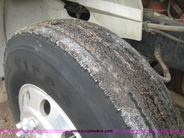 image for item J2753 2005 International Eagle 9400i semi truck