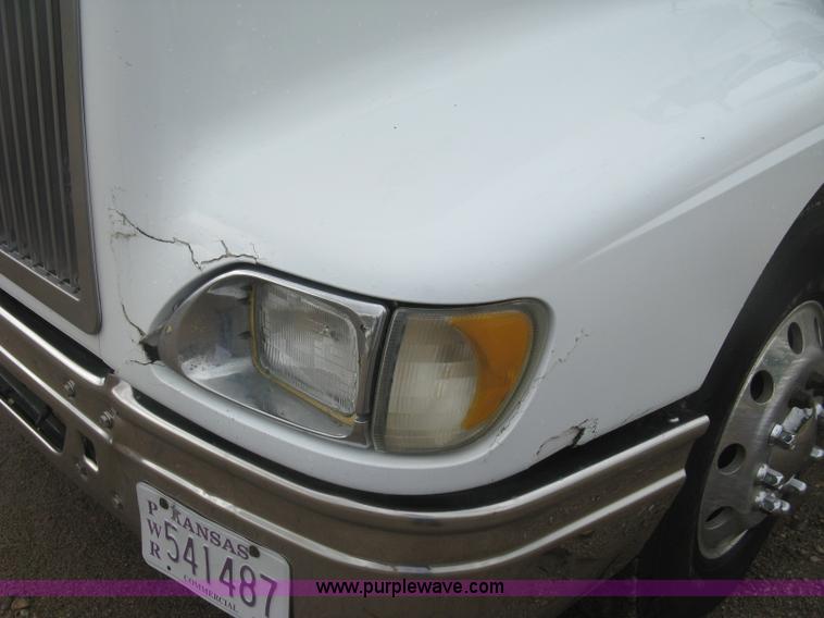 image for item J2753 2005 International Eagle 9400i semi truck