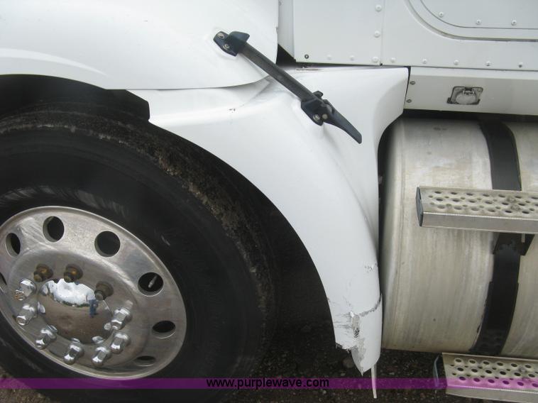 image for item J2753 2005 International Eagle 9400i semi truck