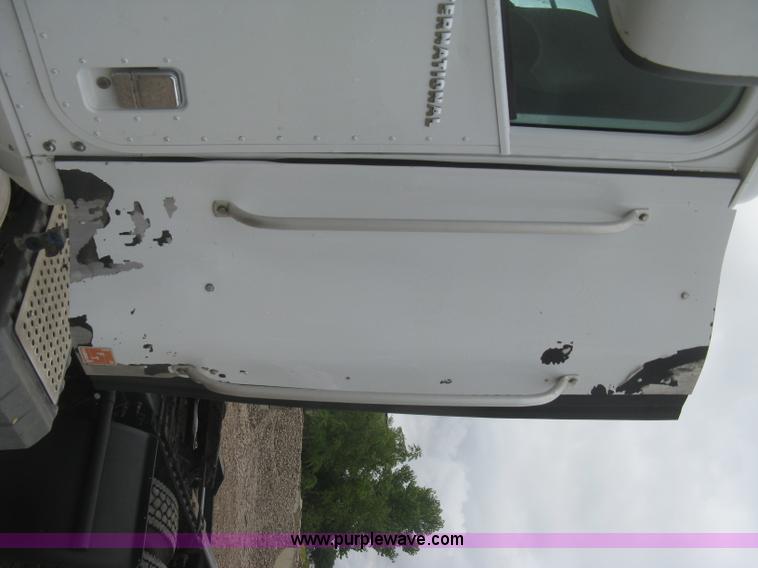 image for item J2753 2005 International Eagle 9400i semi truck