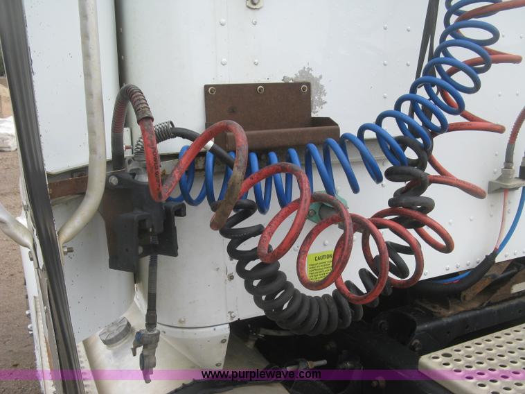 image for item J2753 2005 International Eagle 9400i semi truck