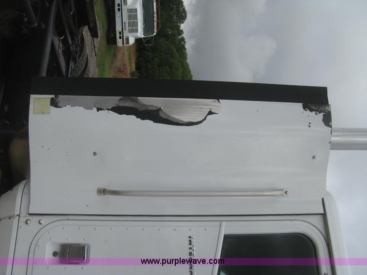 image for item J2753 2005 International Eagle 9400i semi truck