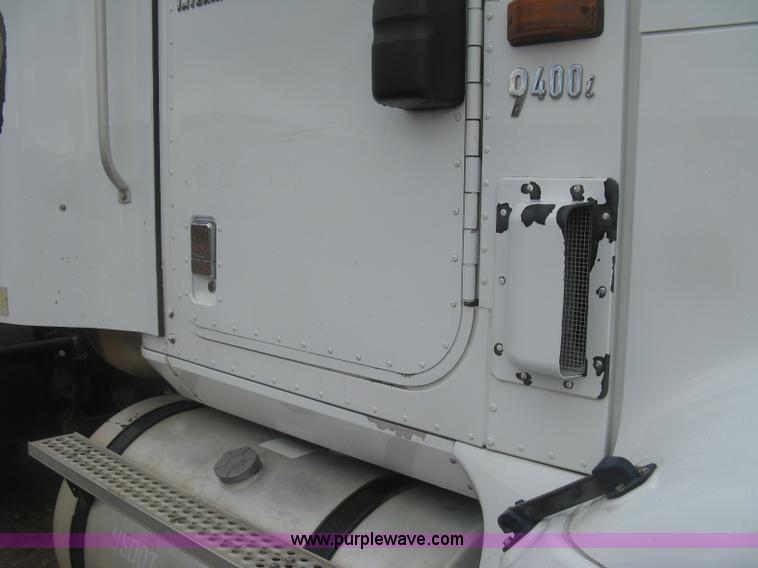 image for item J2753 2005 International Eagle 9400i semi truck