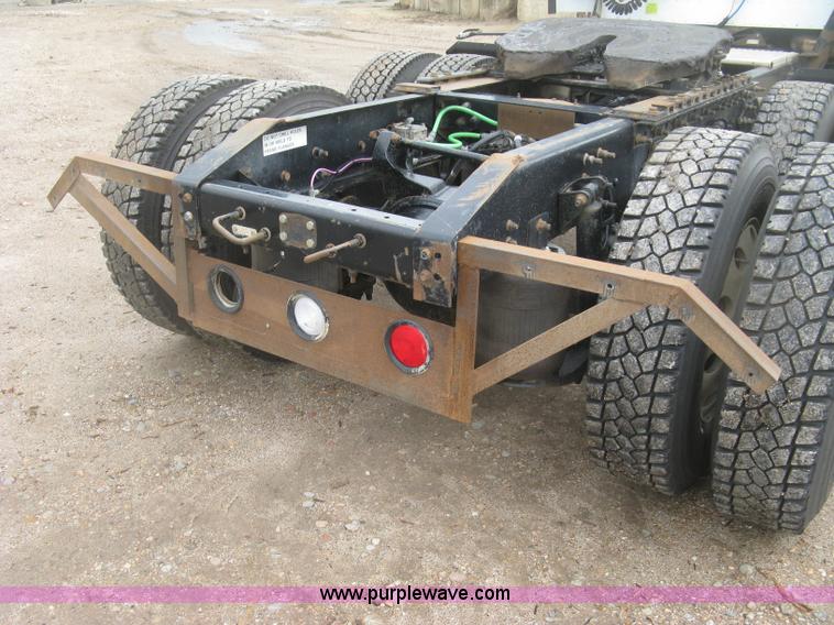 image for item J2753 2005 International Eagle 9400i semi truck