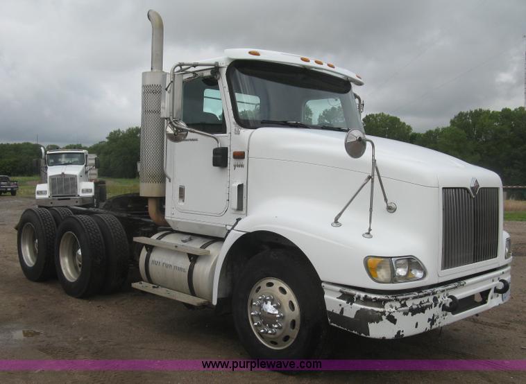 image for item J2754 2003 International Eagle 9400i semi truck