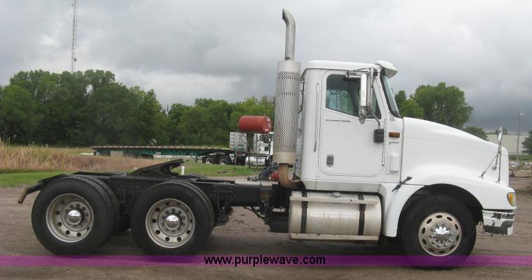 image for item J2754 2003 International Eagle 9400i semi truck