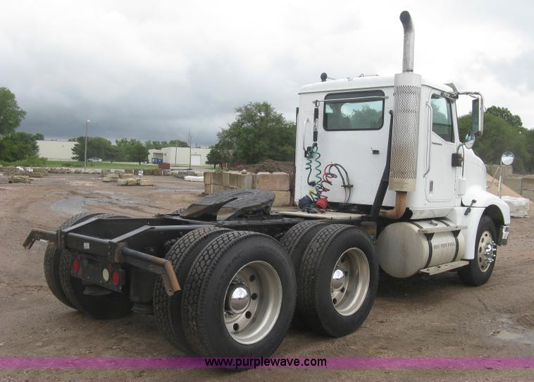 image for item J2754 2003 International Eagle 9400i semi truck