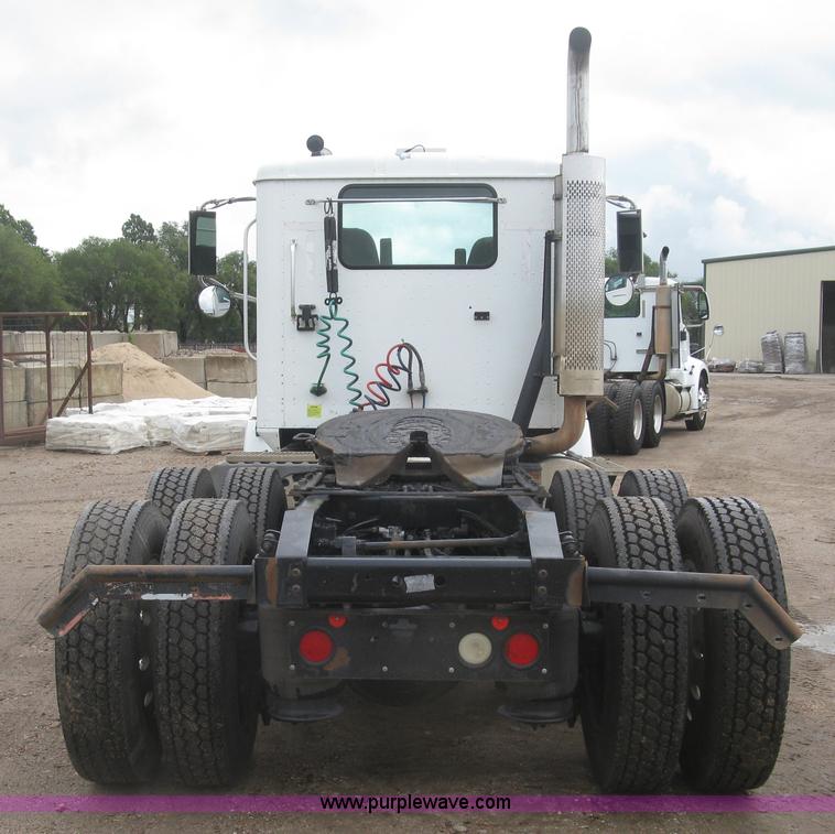 image for item J2754 2003 International Eagle 9400i semi truck