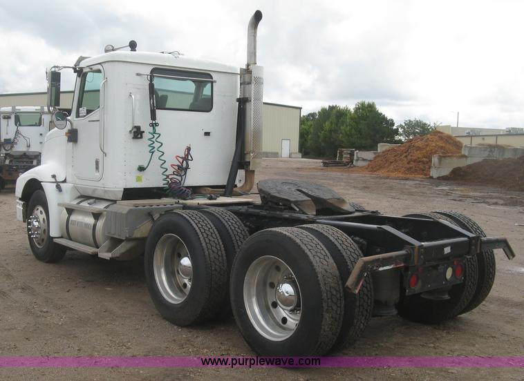 image for item J2754 2003 International Eagle 9400i semi truck