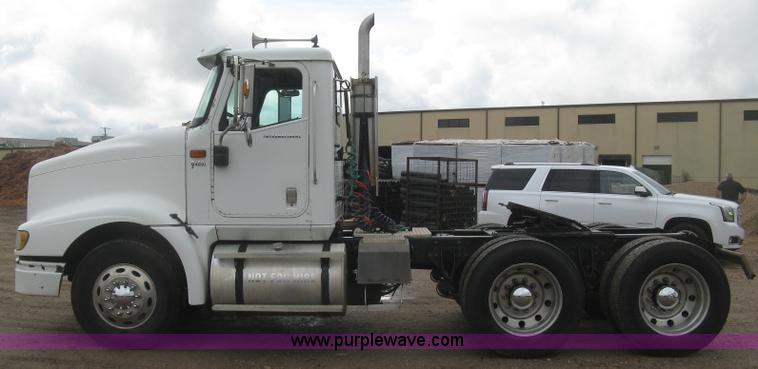 image for item J2754 2003 International Eagle 9400i semi truck