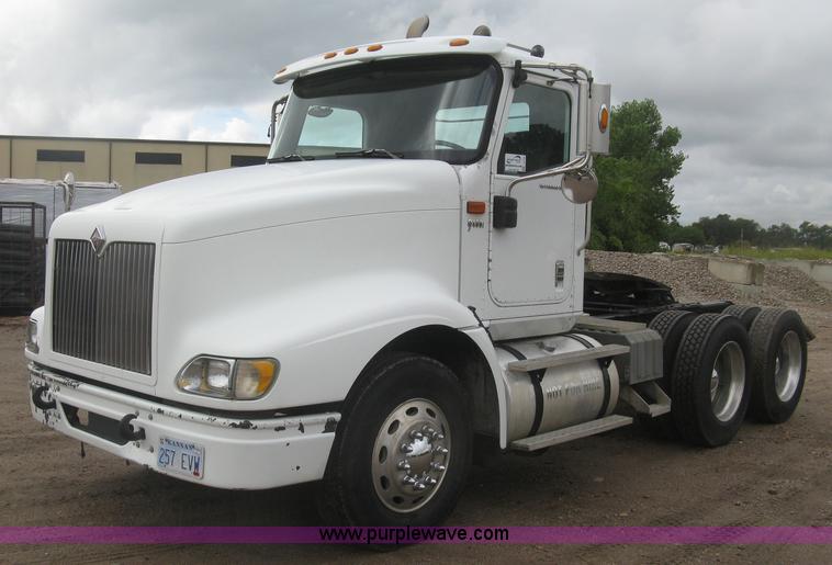 image for item J2754 2003 International Eagle 9400i semi truck
