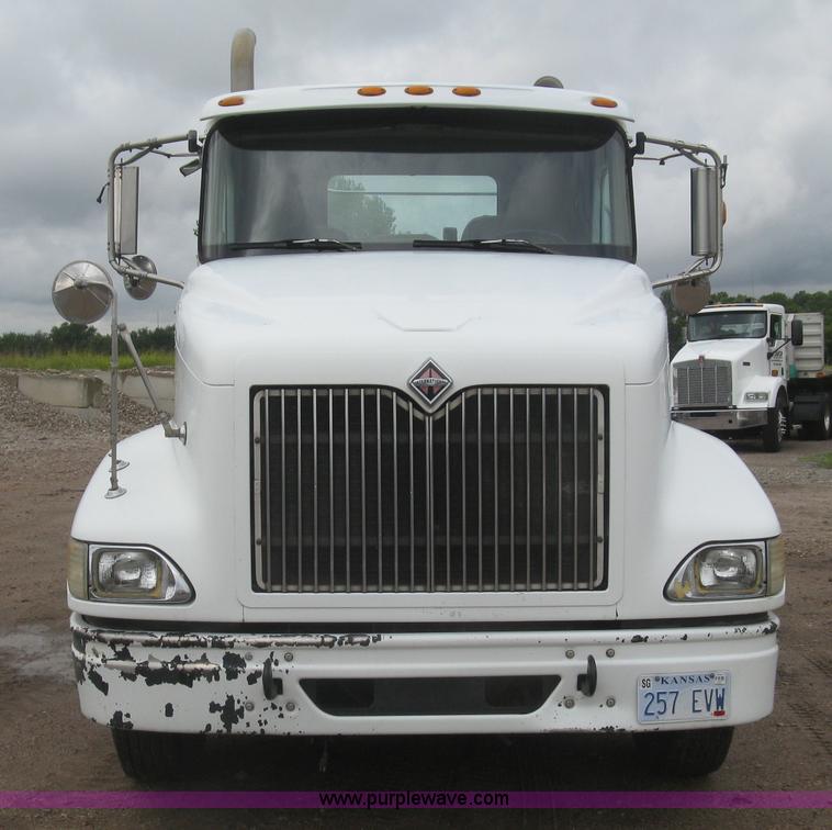 image for item J2754 2003 International Eagle 9400i semi truck