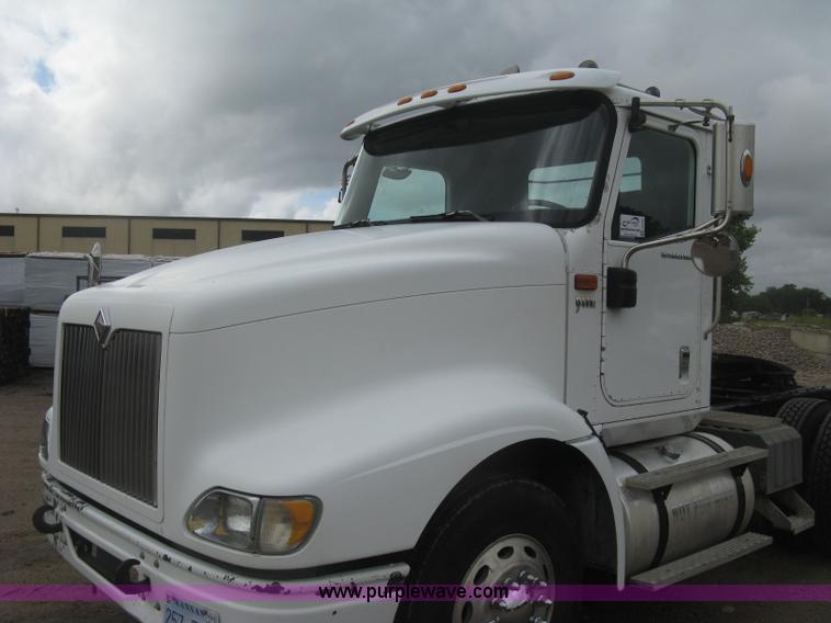 image for item J2754 2003 International Eagle 9400i semi truck
