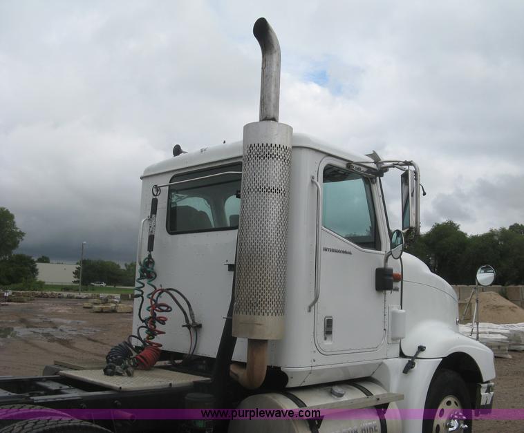 image for item J2754 2003 International Eagle 9400i semi truck