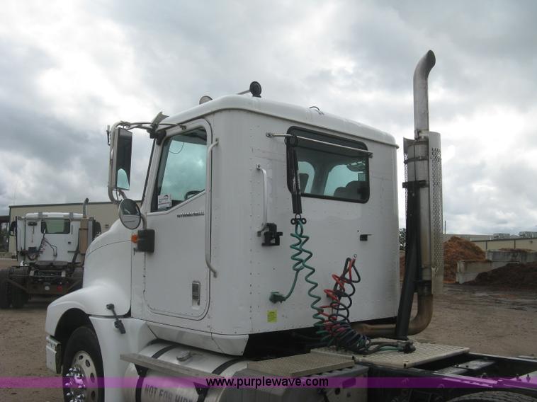 image for item J2754 2003 International Eagle 9400i semi truck