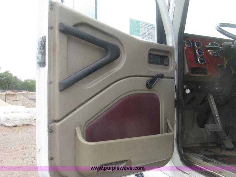 image for item J2754 2003 International Eagle 9400i semi truck