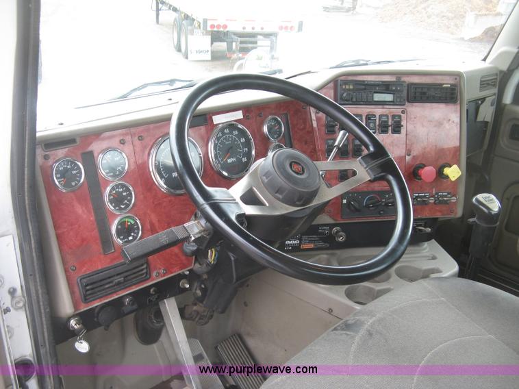 image for item J2754 2003 International Eagle 9400i semi truck