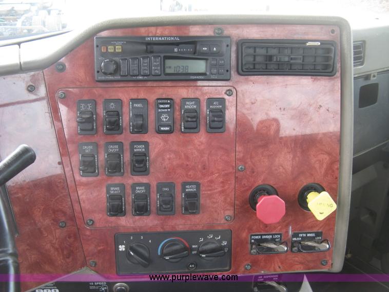 image for item J2754 2003 International Eagle 9400i semi truck