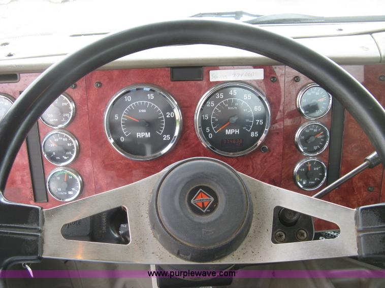 image for item J2754 2003 International Eagle 9400i semi truck