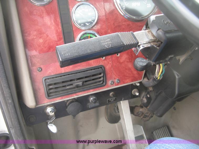 image for item J2754 2003 International Eagle 9400i semi truck