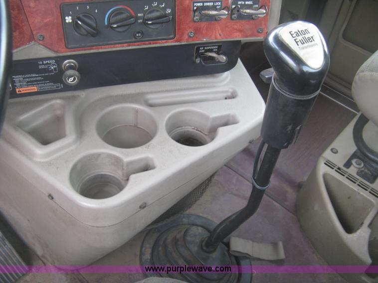 image for item J2754 2003 International Eagle 9400i semi truck