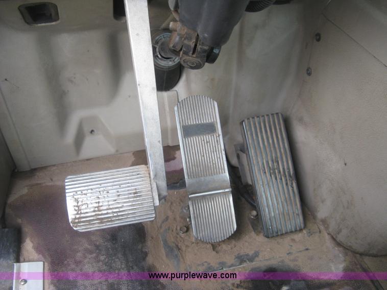 image for item J2754 2003 International Eagle 9400i semi truck