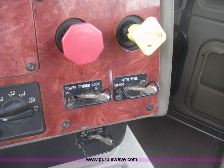 image for item J2754 2003 International Eagle 9400i semi truck