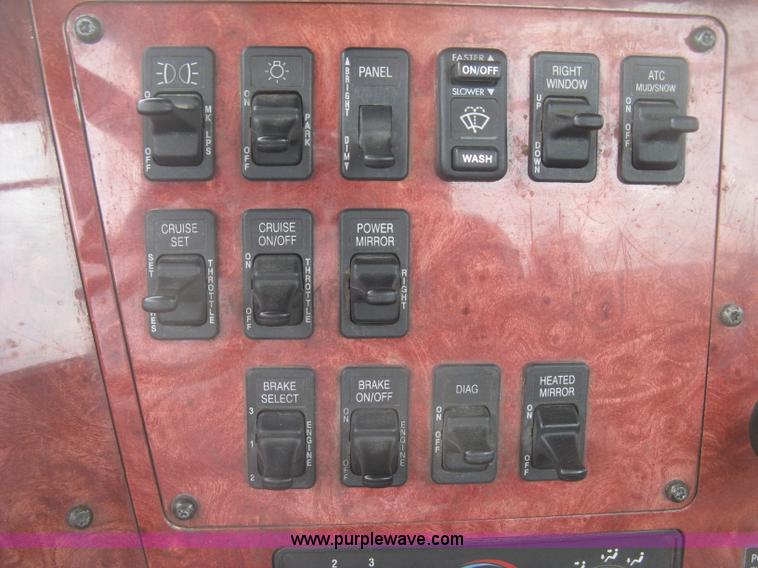 image for item J2754 2003 International Eagle 9400i semi truck