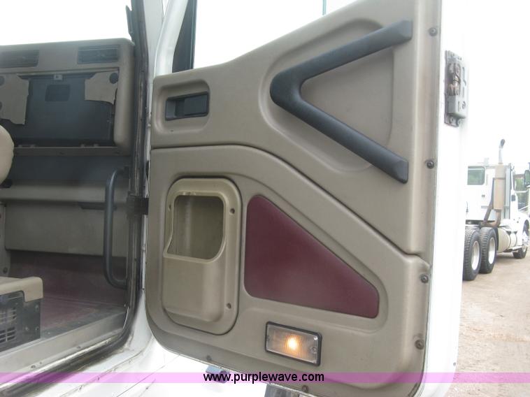 image for item J2754 2003 International Eagle 9400i semi truck