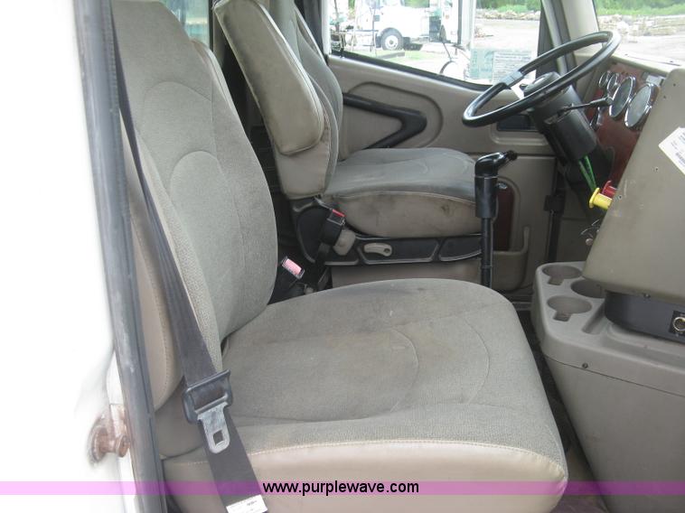 image for item J2754 2003 International Eagle 9400i semi truck