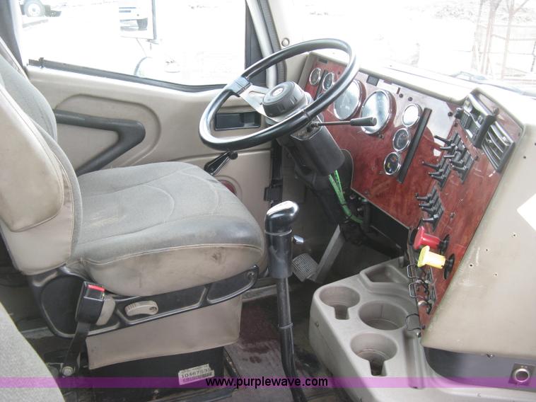 image for item J2754 2003 International Eagle 9400i semi truck