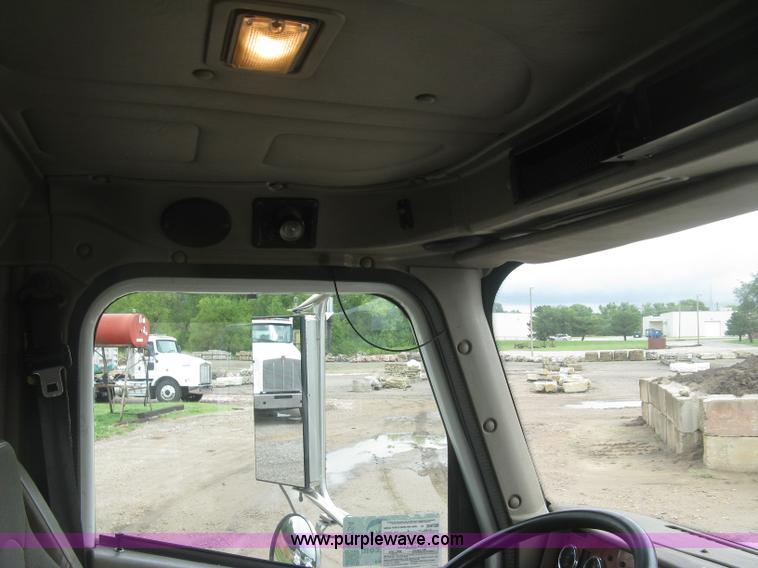 image for item J2754 2003 International Eagle 9400i semi truck