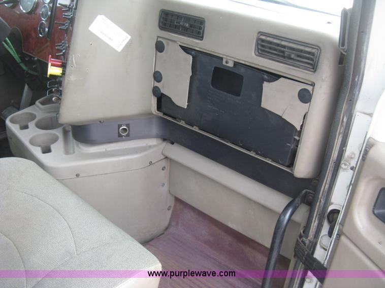 image for item J2754 2003 International Eagle 9400i semi truck